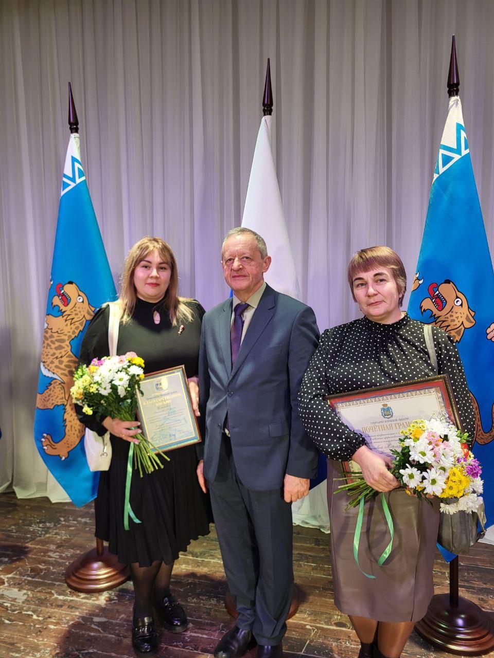 Сотрудникам Новосокольнической районной администрации вручены награды.