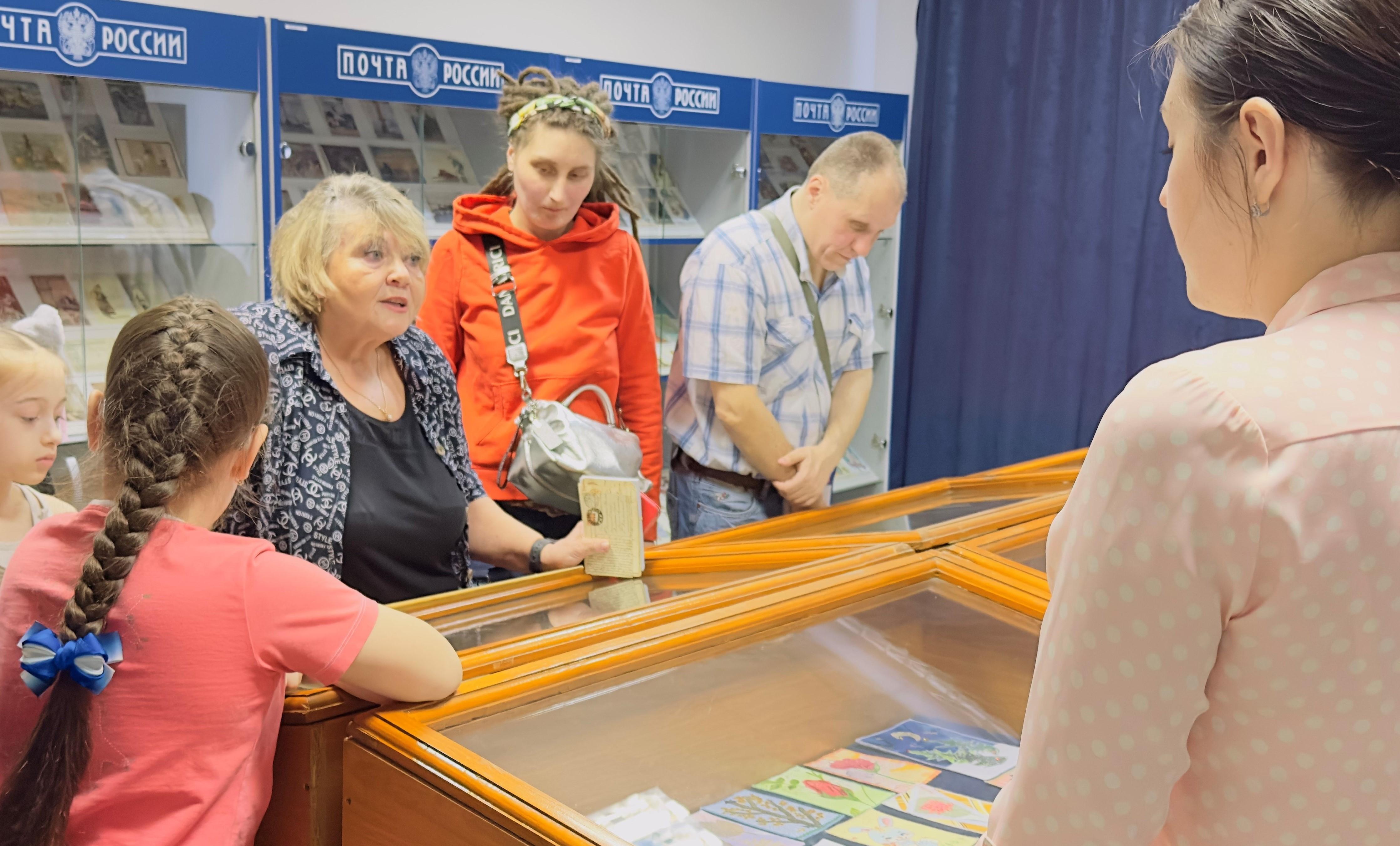 Десятки посетителей пришли в Великолукский почтовый музей ночью.