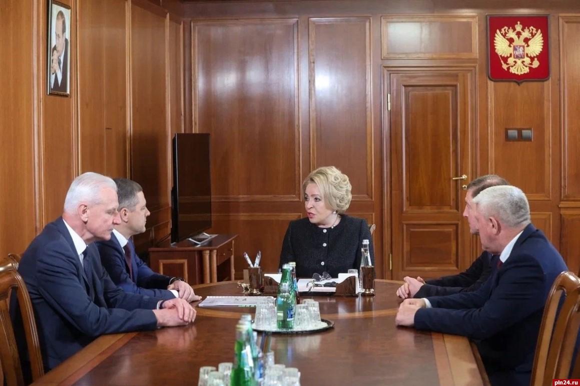 Валентина Матвиенко провела встречу с представителями Правительства Псковской области.