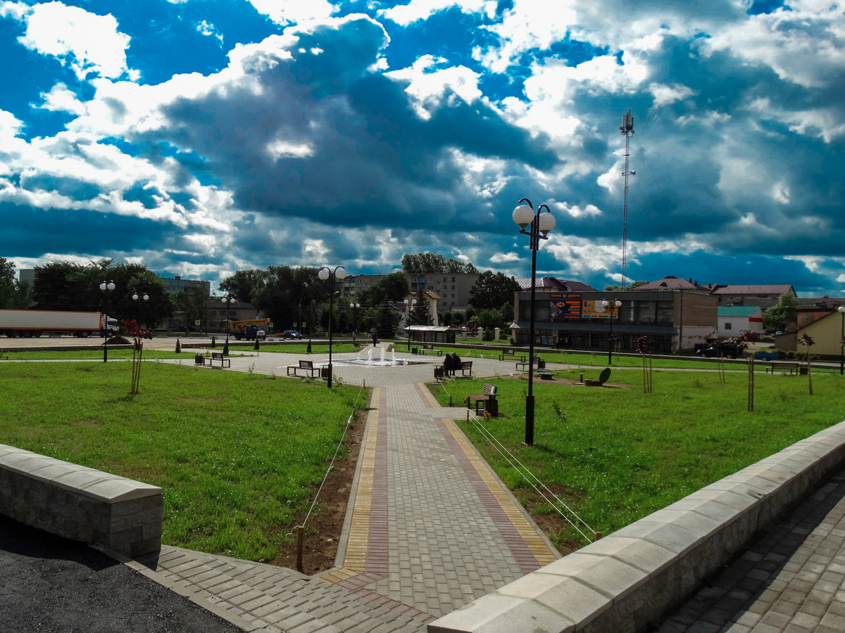 Площадь у здания администрации Новосокольнического района.