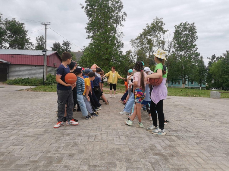 В Новосокольническом районе начали работу детские пришкольные лагеря.